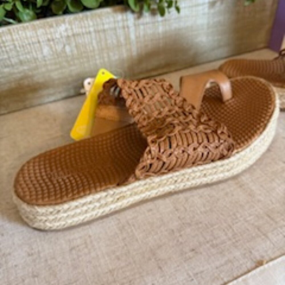 Baretraps women's sandal.  Color caramel.  Size 7 1/2.